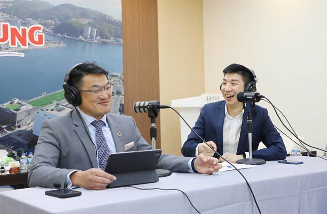 ▲民政处长张渊翔（左）表示，目前社会忙碌压力大，单身男女较少有好好认识异性的机会，因此民政处将举办一系列「求婚大作战」活动来协助「脱单」。（基隆市政府提供／徐佑升基隆传真）