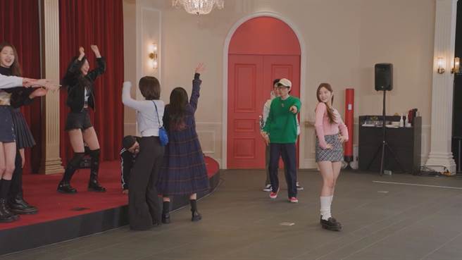 《RM》成员哈哈、宋智孝、全昭旻想和安兪真同队，不顾规则直接衝到安兪真面前热舞。（中视、中天综合台提供）