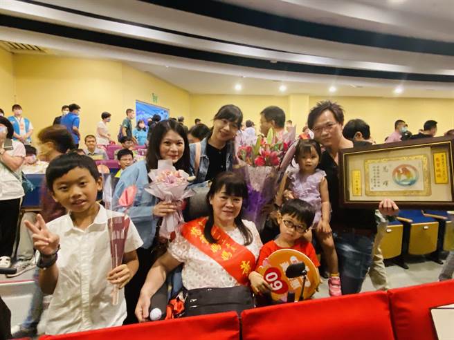 黄美惠（中间）年轻遭遇意外只能终身坐轮椅，又面临丈夫车祸辞世，但她坚强挺过逆境，获选今年的慈萱妈妈。（曹婷婷摄）