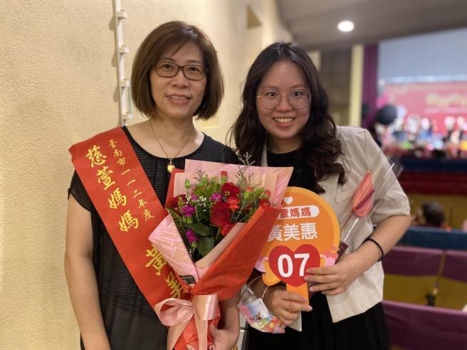 黄美惠（左）女儿早产被判定为脑麻，如今就读大学幼保系，发展几乎与一般人无异。（曹婷婷摄）