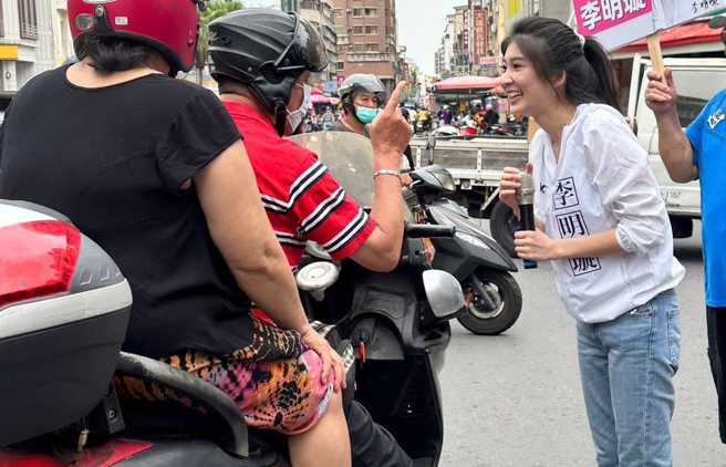 李明璇前往高雄肉豆公市场发康乃馨。（图取自李明璇脸书）