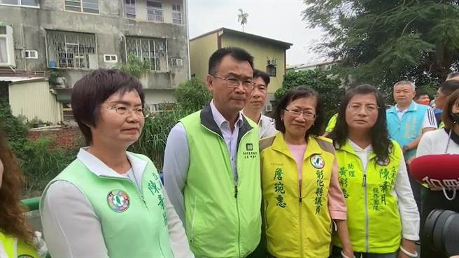 農委會主委陳吉仲（左二）認為專案進口雞蛋在6月數量到達高峰後會逐漸減少。（孫英哲攝）