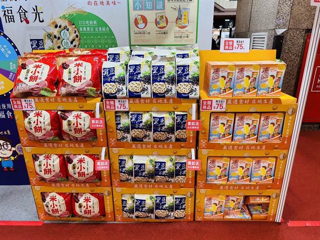 摊位受欢迎零嘴包括「米小饼-红麴口味」、「黑豆米果」、「冻痴饮料（杨枝甘露口味）」，让工作人员赶忙着补货。（宜兰食品提供）