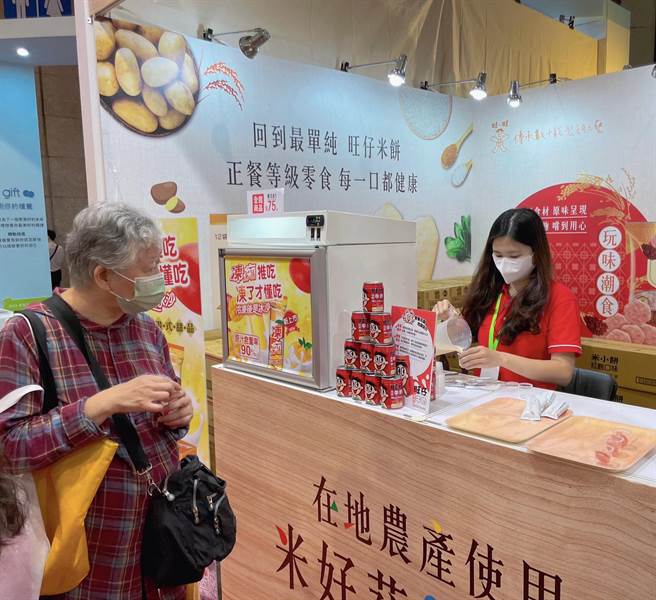 喜爱冰沙的民眾也能尝试多元吃法的「冻痴饮料」，常温是饮料，冷冻则变雪糕，就连年长者都喜爱。（朱世凯摄）