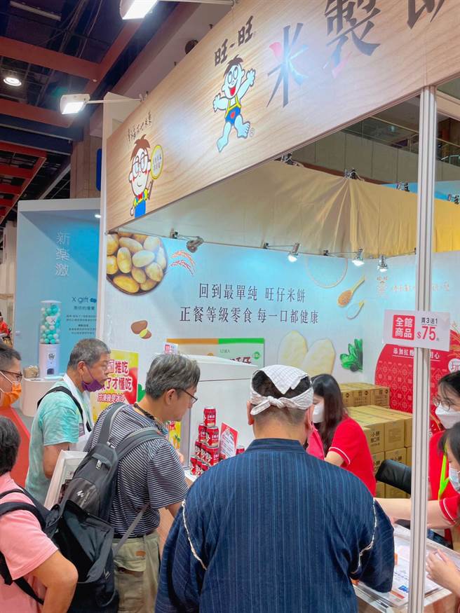 旺旺集团-宜兰食品摊位涌现爆多人潮，勾起大眾童年回忆。（朱世凯摄）