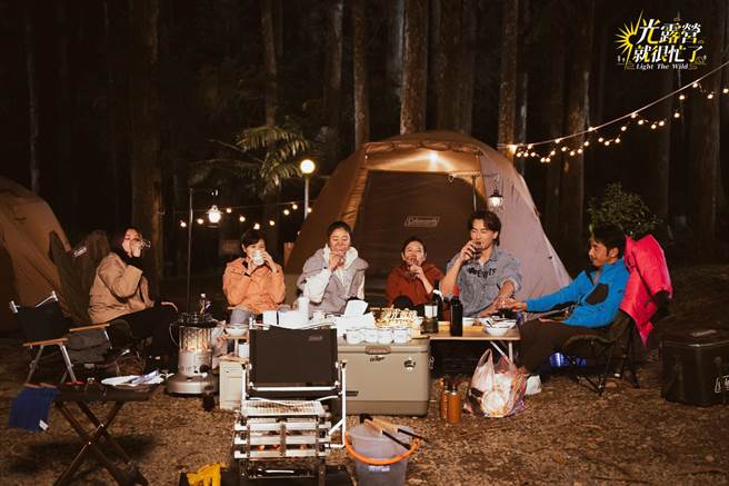 郭雪芙（左起）、江宜蓉、林心如、刘品言、郑元畅、李李仁到高山森林露营。（TVBS提供）