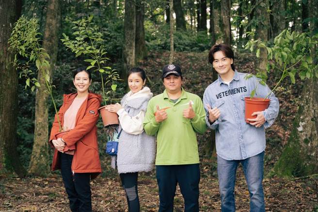 郑元畅（右起）开心与好友林心如、刘品言野外露营。（TVBS提供）