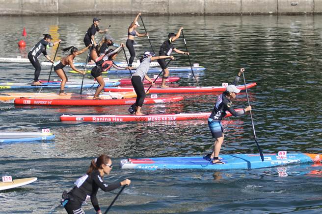 高雄將於6月初舉辦「2023高雄立式划槳邀請賽」，今年首度納入4人接力賽組別，邀請全國民眾可以一同共襄盛舉。（高市府運發局提供／洪浩軒高雄傳真）