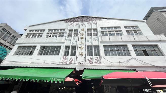 头份市中山市场被判定为危楼，却因遭市代会抵制迟迟无法动工改建。（谢明俊摄）
