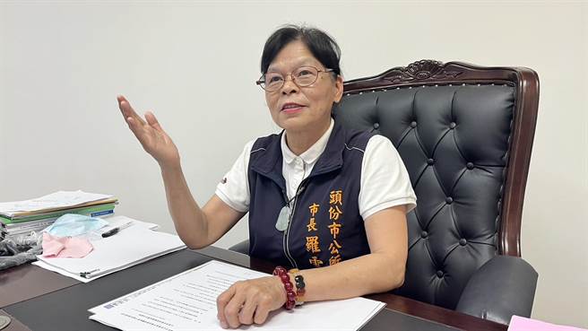 头份市长罗雪珠无奈向市民道歉，将持续与市代会沟通争取通过预算。（谢明俊摄）