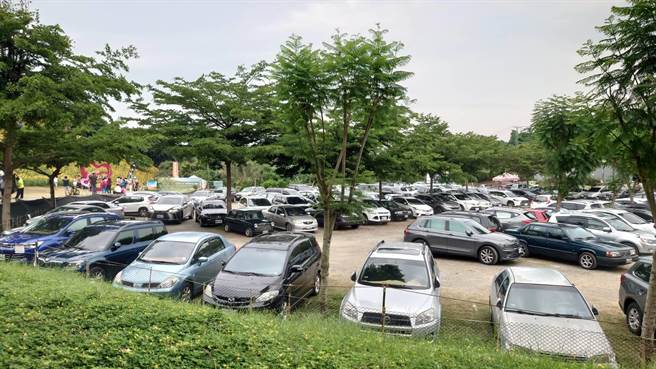 彰化县花坛乡虎山巖金针花进入盛开期，停车场一早就暴满。（陈姓游客提供／孙英哲彰化传真）