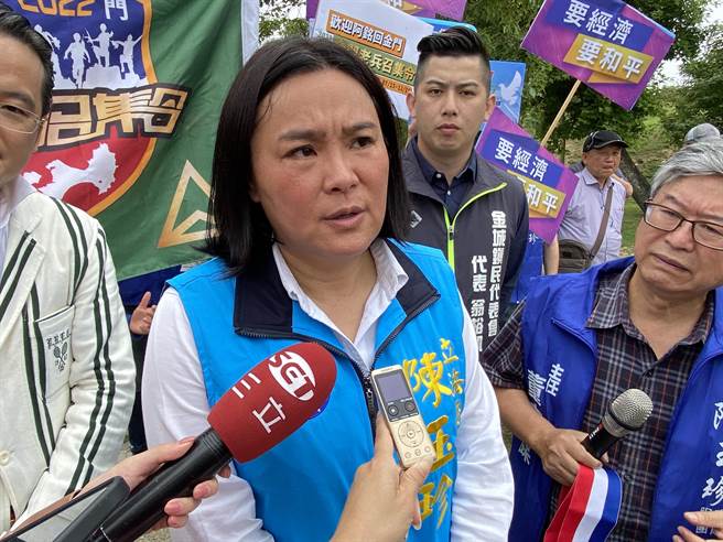 立委陈玉珍(中)上午参加活动时透漏，开放陆客小三通来金门自由行，最快6月应能成行。(于家麒摄)