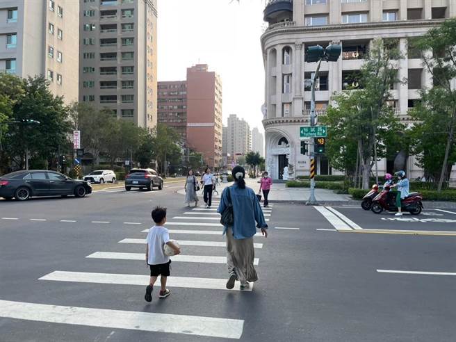 台湾各地近来不时传出行人过马路时的车祸事件，图为行人过马路。（高雄市交通局提供／林瑞益高雄传真）