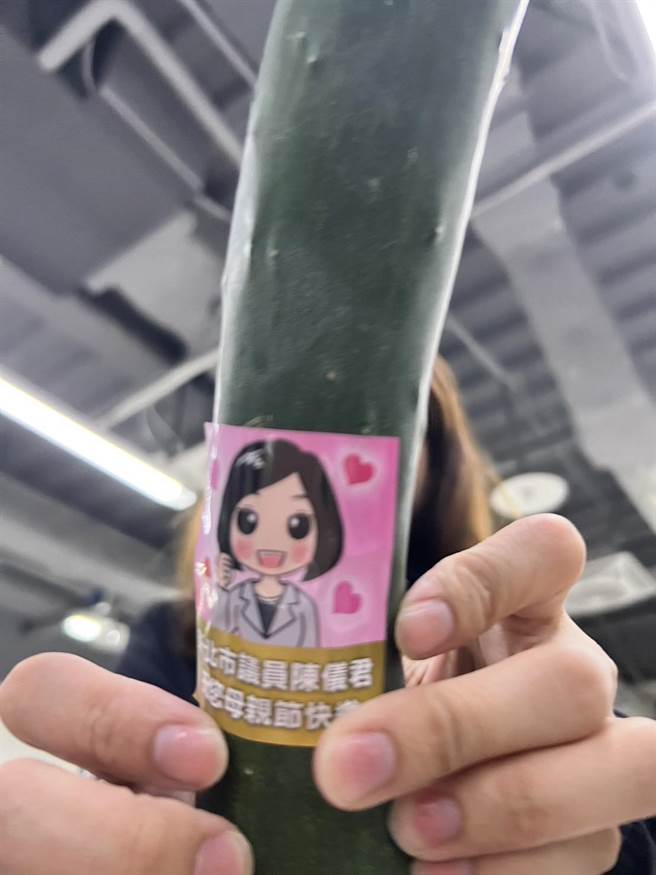 新北市议员陈仪君送新店分局女警双溪小农种植的小黄瓜。（警方提供）