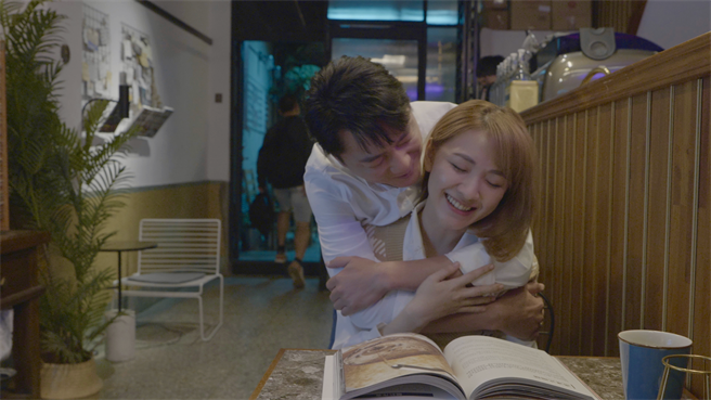 蓝苇华与林玟谊饰演一对结婚20周年的恩爱夫妻。（公视台语台提供）