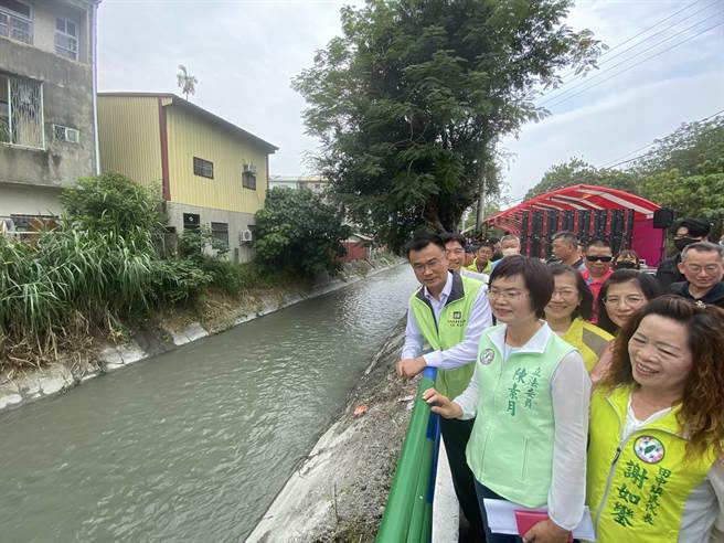 农委会主委陈吉仲与立委陈素月等人视察彰化县田中镇八堡二圳。（孙英哲摄）