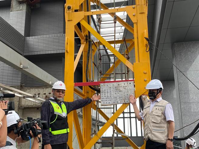 巿府劳工局劳动检查处长邱怡川13日早上率队，与都市发展局一同突袭捷运附近设有塔吊机具4处工地进行安全检查。（张亦惠摄）