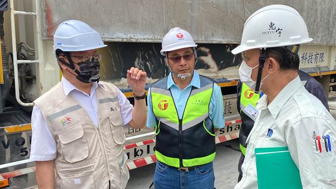 巿府劳工局劳动检查处长邱怡川13日早上率队，与都市发展局一同突袭捷运附近设有塔吊机具4处工地进行安全检查。（张亦惠摄）