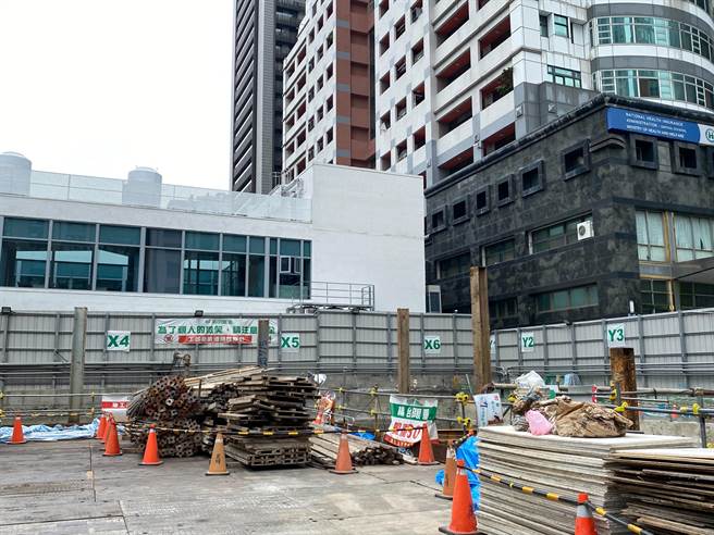 巿府劳工局劳动检查处长邱怡川13日早上率队，与都市发展局一同突袭捷运附近设有塔吊机具4处工地进行安全检查。（张亦惠摄）