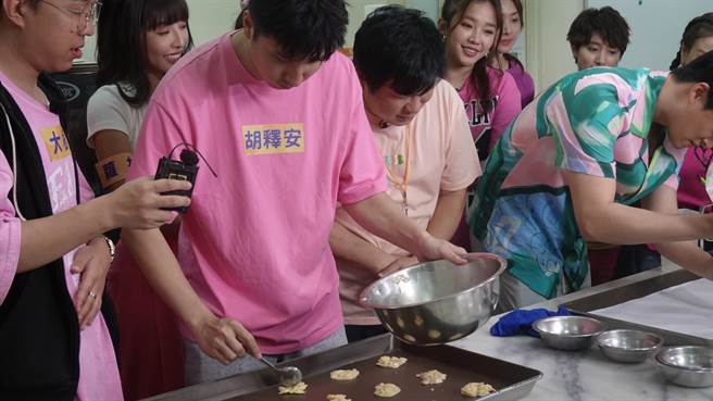 胡瓜感慨上一次看胡释安制作糕点是做给女朋友。（民视提供）