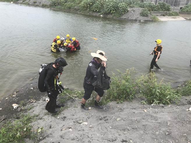 高屏溪惊传溺水意外，屏东66岁男子下水捕鱼疑遇漩流溺毙。（屏东消防局提供／谢佳潾屏东传真）