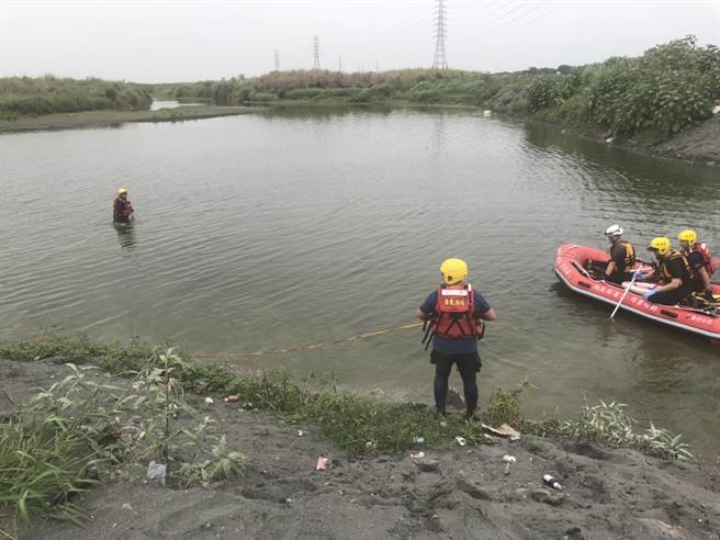 高屏溪惊传溺水意外，屏东66岁男子下水捕鱼疑遇漩流溺毙。（屏东消防局提供／谢佳潾屏东传真）