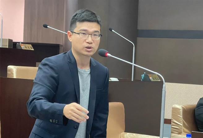 南投县议员林儒旸日前指出，南投交通要改善，道路标线却1件也没有做，直批「交通状况不就真空化了吗？」，要求县府更努力改善。（杨静茹摄）