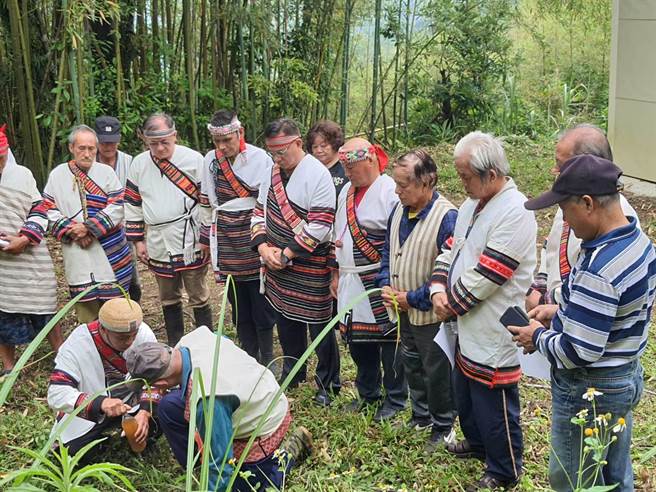 苗栗县泰安乡天狗部落公墓灵骨墙13日举行动工典礼，由长老祭祀祖灵。（泰安乡公所提供／谢明俊苗栗传真）