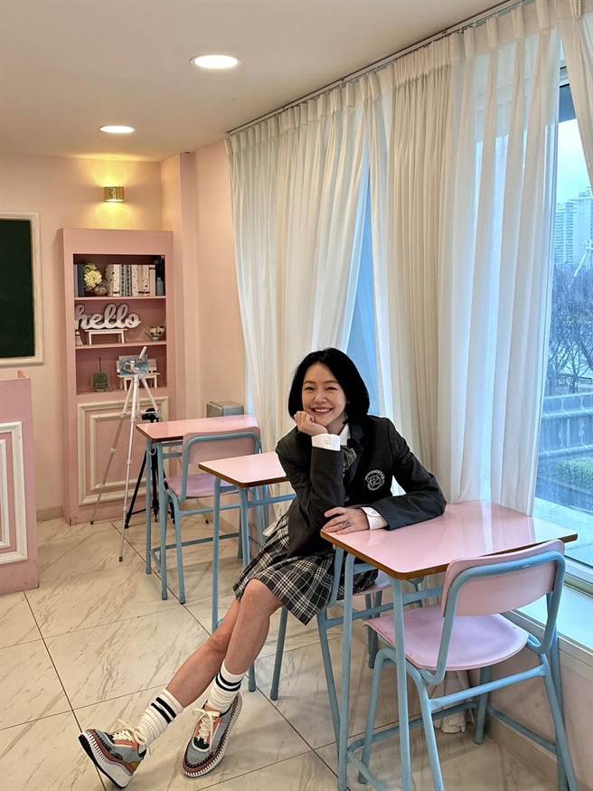 小S去韩国旅行，还换上高中制服去乐天乐园玩，感觉像回到少女时代般开心。 (韩国观光公社提供)