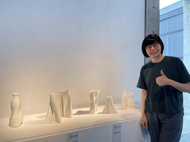 陈妙凤运用瓷土创作《陶瓷3D列印花器》系列作品。（蔡雯如摄）
