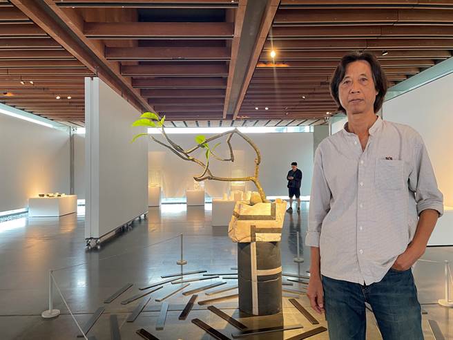 陈正勋《拈花微笑》，复数的几何块体饰以简约的黑白几何线条配色，呈现强大且无限寧静的存在感。（蔡雯如摄）