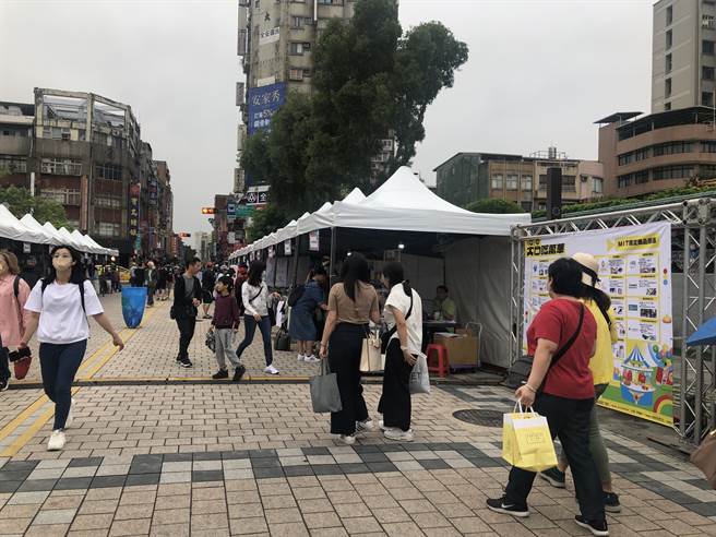 「大口吃万华美食祭」周末于艋舺公园星象广场登场，现场有不少摊位，包含在地美食、纺织品等，购物可享折扣。 （张芷瑜摄）