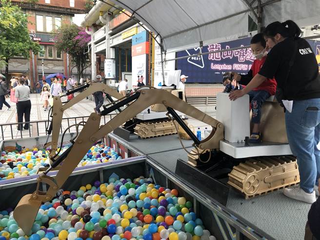 「大口吃万华美食祭」配合亲子主题，设置趣味互动游乐设施，揪全家大小共游。（张芷瑜摄）