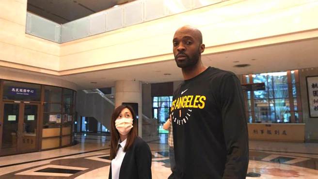 台湾篮球首名归化球星戴维斯昨天晚上在桃园中坜与妻子发生衝突，检方10万交保。（赖佑维摄）