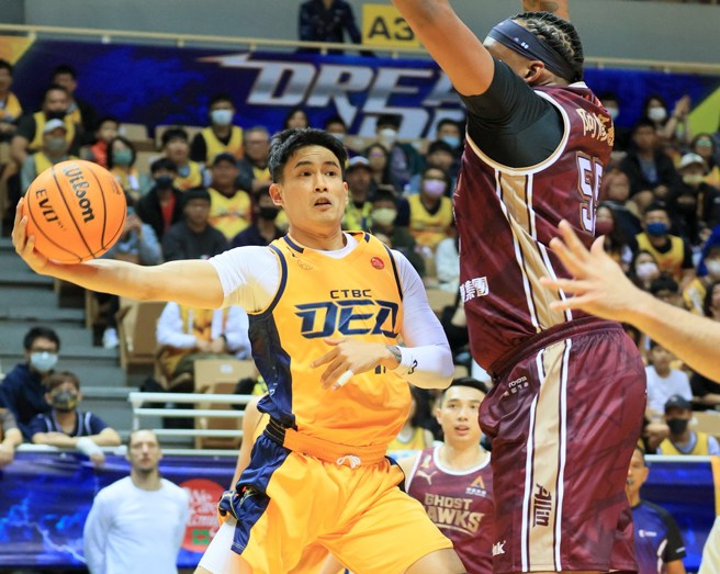 林韦翰(左)今天拿下11分、12助攻与9篮板。(T1联盟提供)