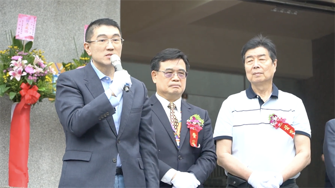 ▲基隆市长谢国梁（右）期许德育未来能培养更多护理专业人才，协助迈向高龄化的社会。（徐佑升摄）