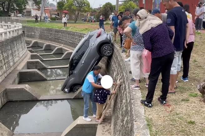 金门一名高龄妇人至琼林保护庙拜拜后欲驾车离开时，疑因机械故障整台车衝入沟中。(图／民眾提供)