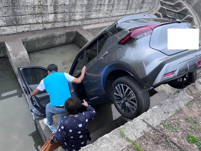 正在庙中帮忙的金湖镇代表会主席蔡乃靖(中)，见状立即跳下大排协助救人。(图／民眾提供)