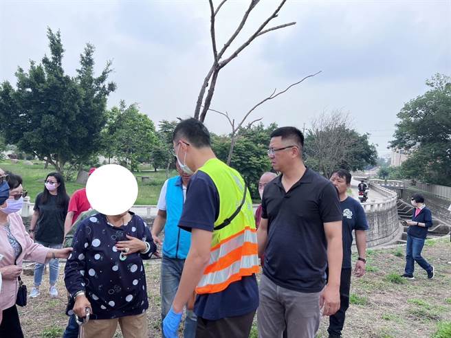 女驾驶(左二)幸仅胸部轻微挫伤，围观民眾个个惊呼：神明保佑！。(图／民眾提供)