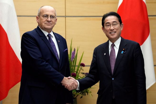 2023年5月11日，波兰外交部长（左）和日本首相岸田文雄（右）在总理办公室会面前握手。（路透社）
