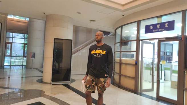 篮球球星球星戴维斯违反家庭暴力防治法，检方谕知10万交保。（赖佑维摄）