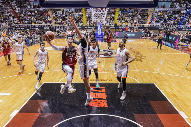 林书豪突破包夹切入上篮。(钢铁人提供)