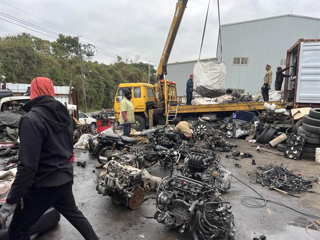 保三总队与关务署共同执行「边境联合查赃」工作，防止赃车遭解体出境。（翻摄照片／林郁平台北传真）