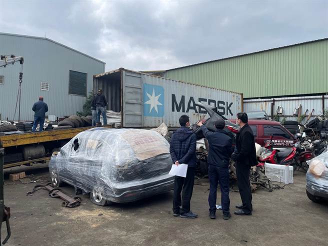 保三总队与关务署共同执行「边境联合查赃」工作，防止赃车遭解体出境。（翻摄照片／林郁平台北传真）