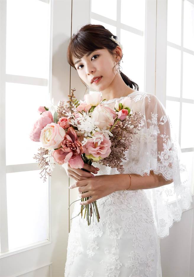 林萱瑜剧中婚纱照很甜美。（三立提供）