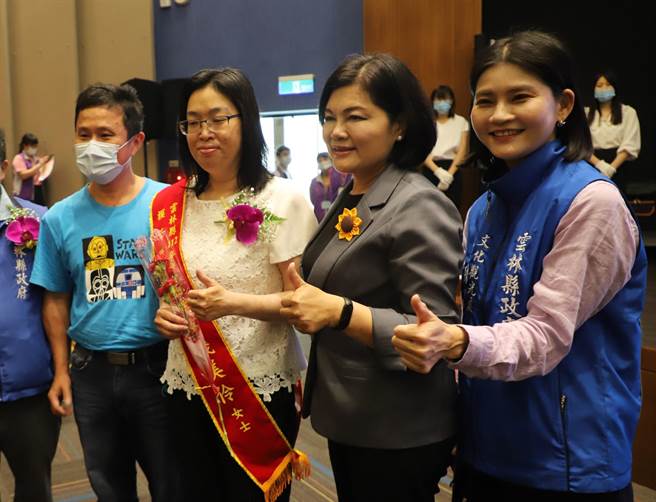 云林县模范母亲表扬，43岁的钱美伶（左二）照顾2个身心障碍儿子无怨无悔。（周丽兰摄）