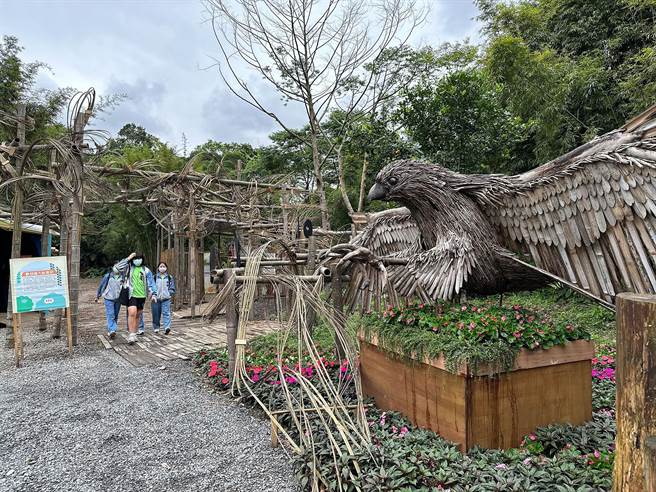 宜兰绿博开始园区展品、教具认养媒合作业，以延续环境教育的使命，图为认养品项之一漂流木装置艺术─展翅飞鹰。（兰阳农业发展基金会提供）