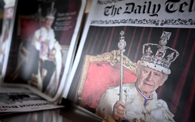 查尔斯三世于6日正式完成加冕，英国各大报皆以头条刊登这场世纪盛典。（图／达志影像）