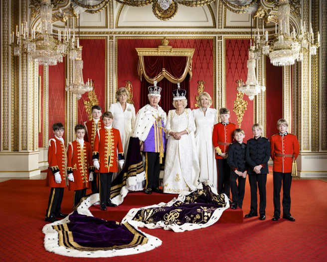 英国王室12日释出的第2张照片，由查尔斯三世、王后卡蜜拉与他们的荣誉骑士合照。（图／路透）