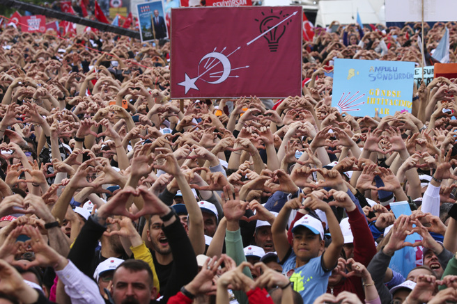 土耳其在野的共和人民党总统候选人基里达欧鲁12日在安卡拉举办选前造势大会，全场支持者一起手比「爱心」形状。（美联社）